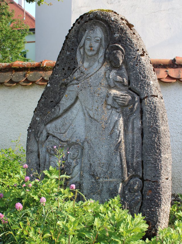 Stein mit Maria und Jesuskind