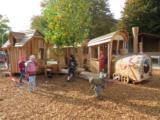 Holzeisenbahn zum bespielen für die Kinder in Lebensgröße